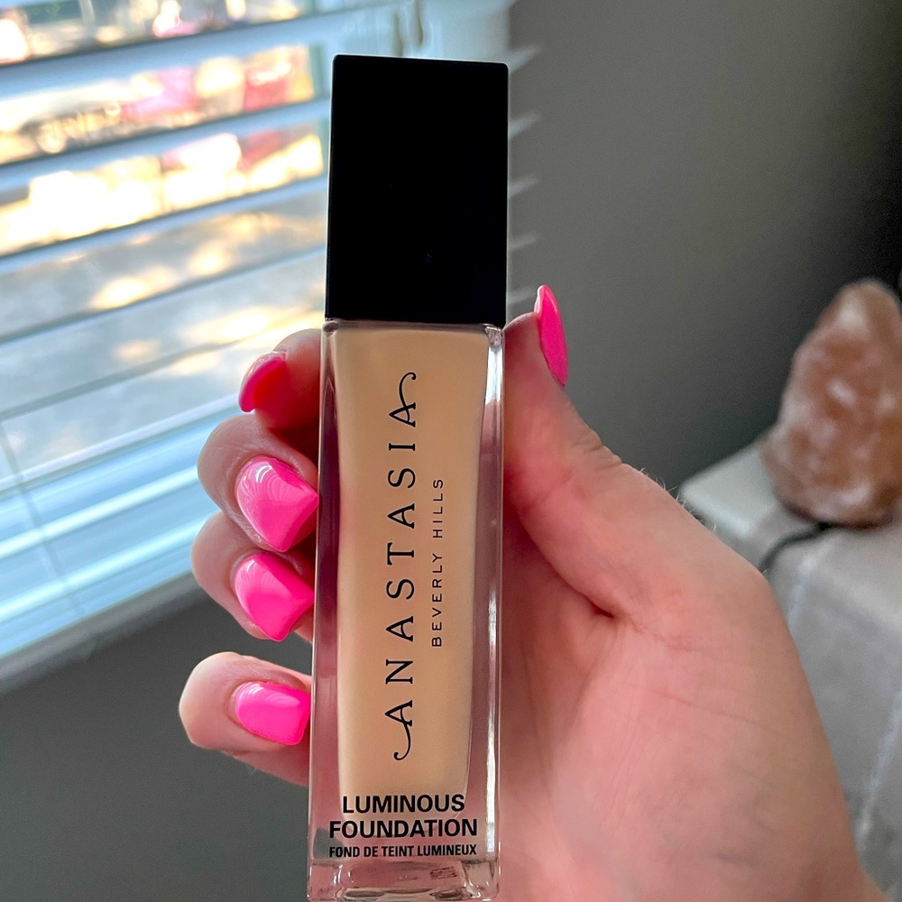 SOLD Anastasia Beverly Hills Luminous Foundation